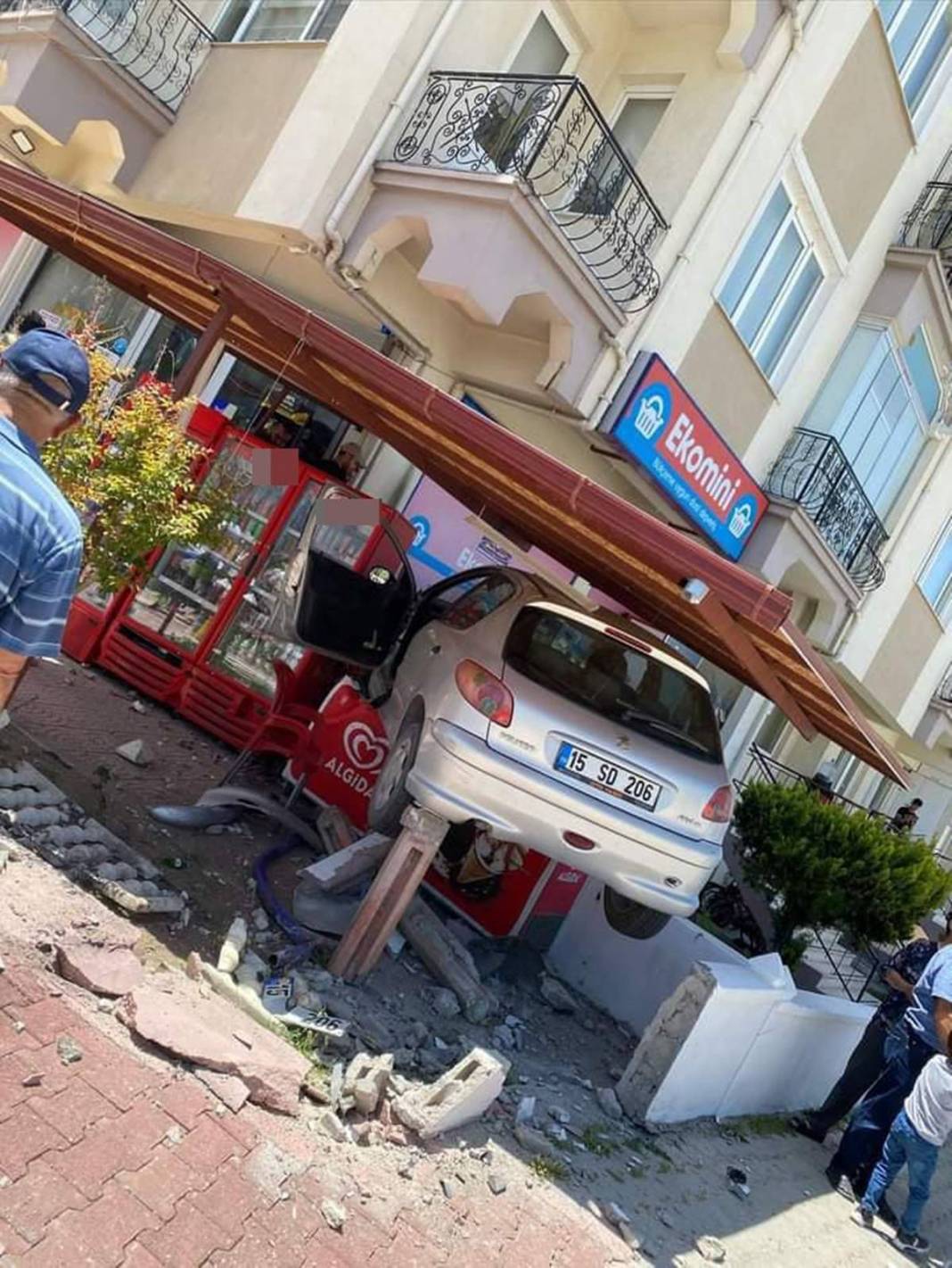 Markete dondurma almaya gidenler şaşkına döndü! Kaza yapan araç, buzdolabının üstüne kondu 4